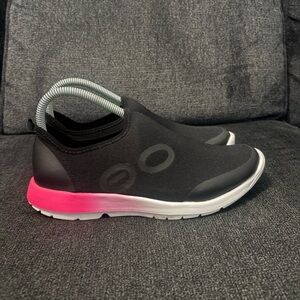 OOFOS OOmg Sport Slip-On Sneaker - Women's size 9